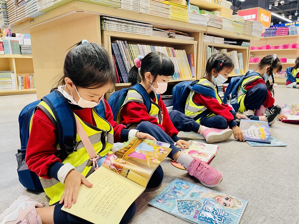 【海丽达深圳四季花城幼儿园---手捧书香，阅读越美--深圳书城购书活动】